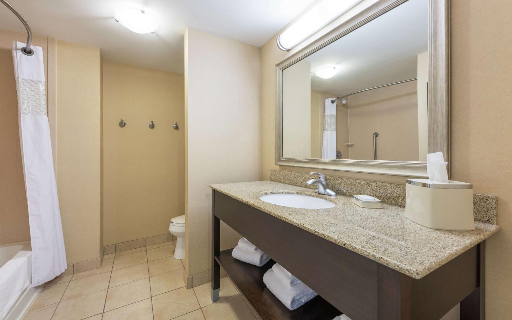 Hampton Inn & Suites By Hilton Moncton Exteriör bild