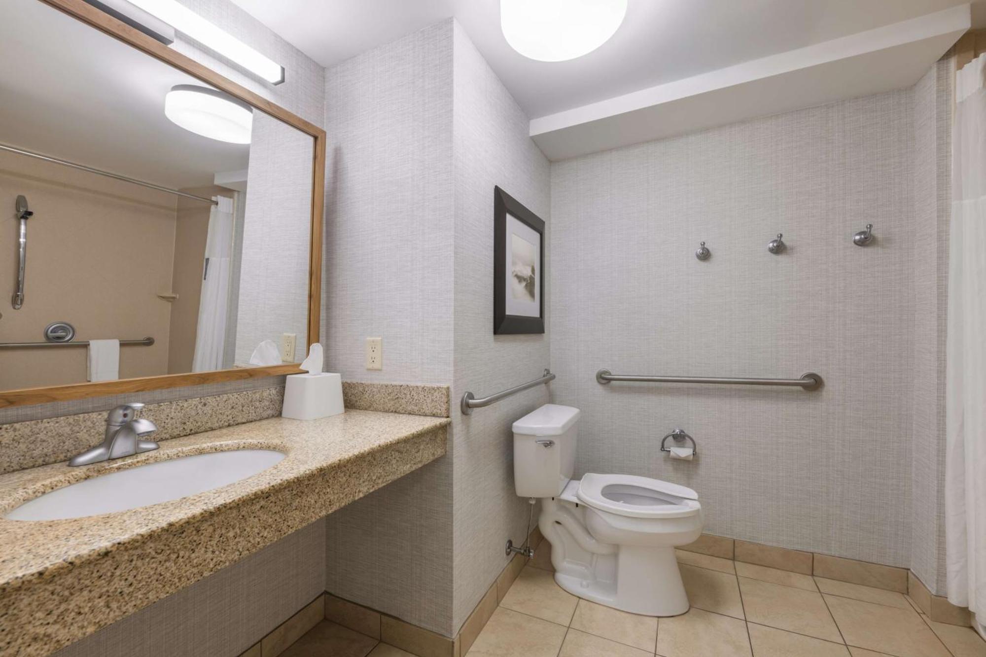 Hampton Inn & Suites By Hilton Moncton Exteriör bild