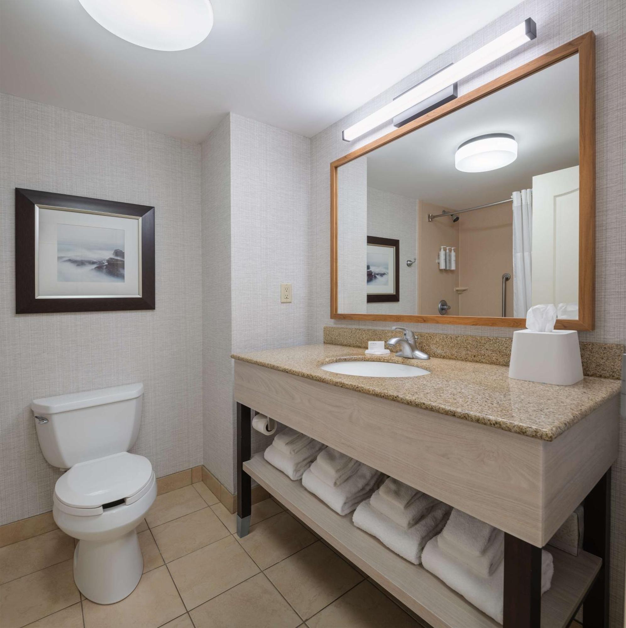 Hampton Inn & Suites By Hilton Moncton Exteriör bild