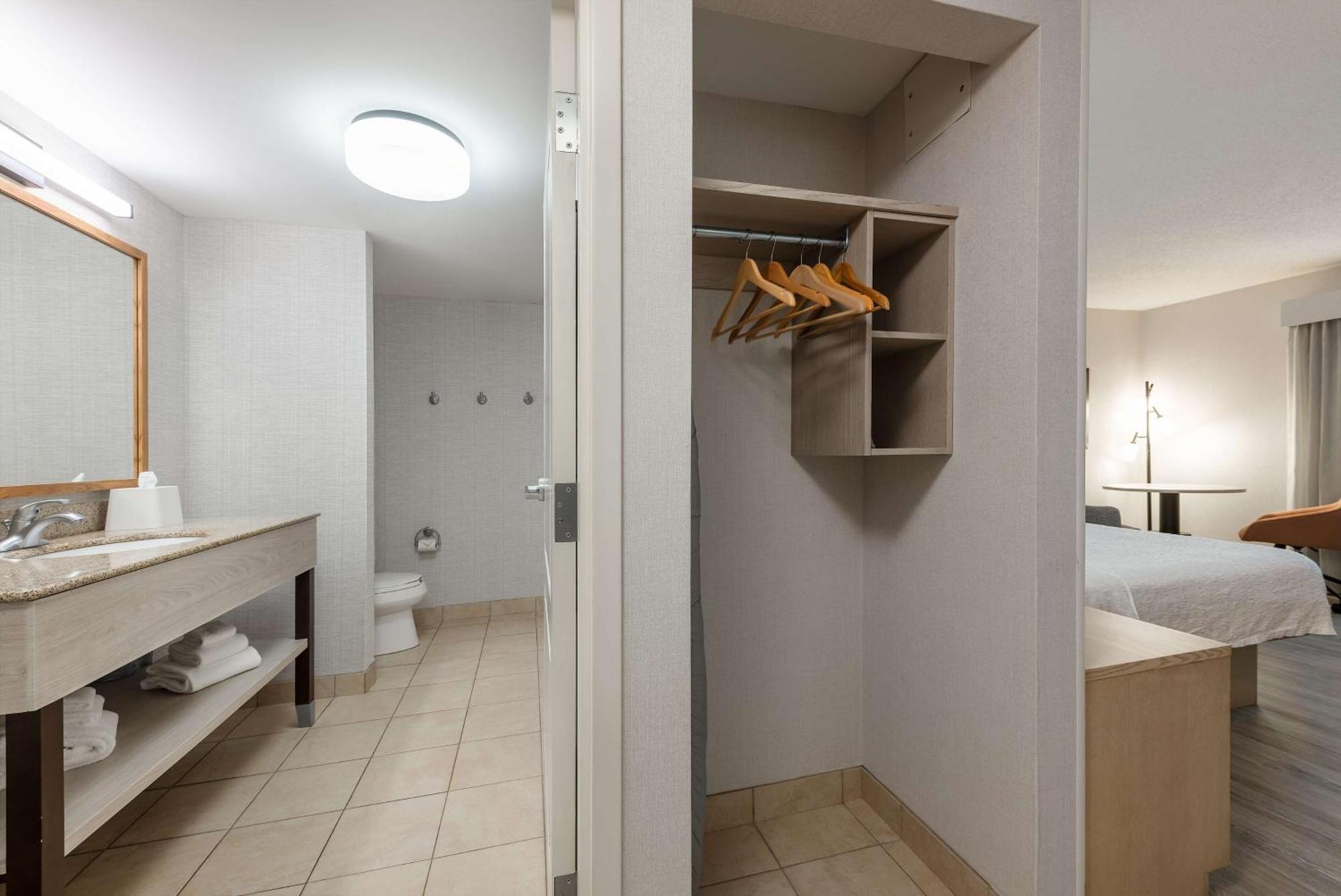 Hampton Inn & Suites By Hilton Moncton Exteriör bild