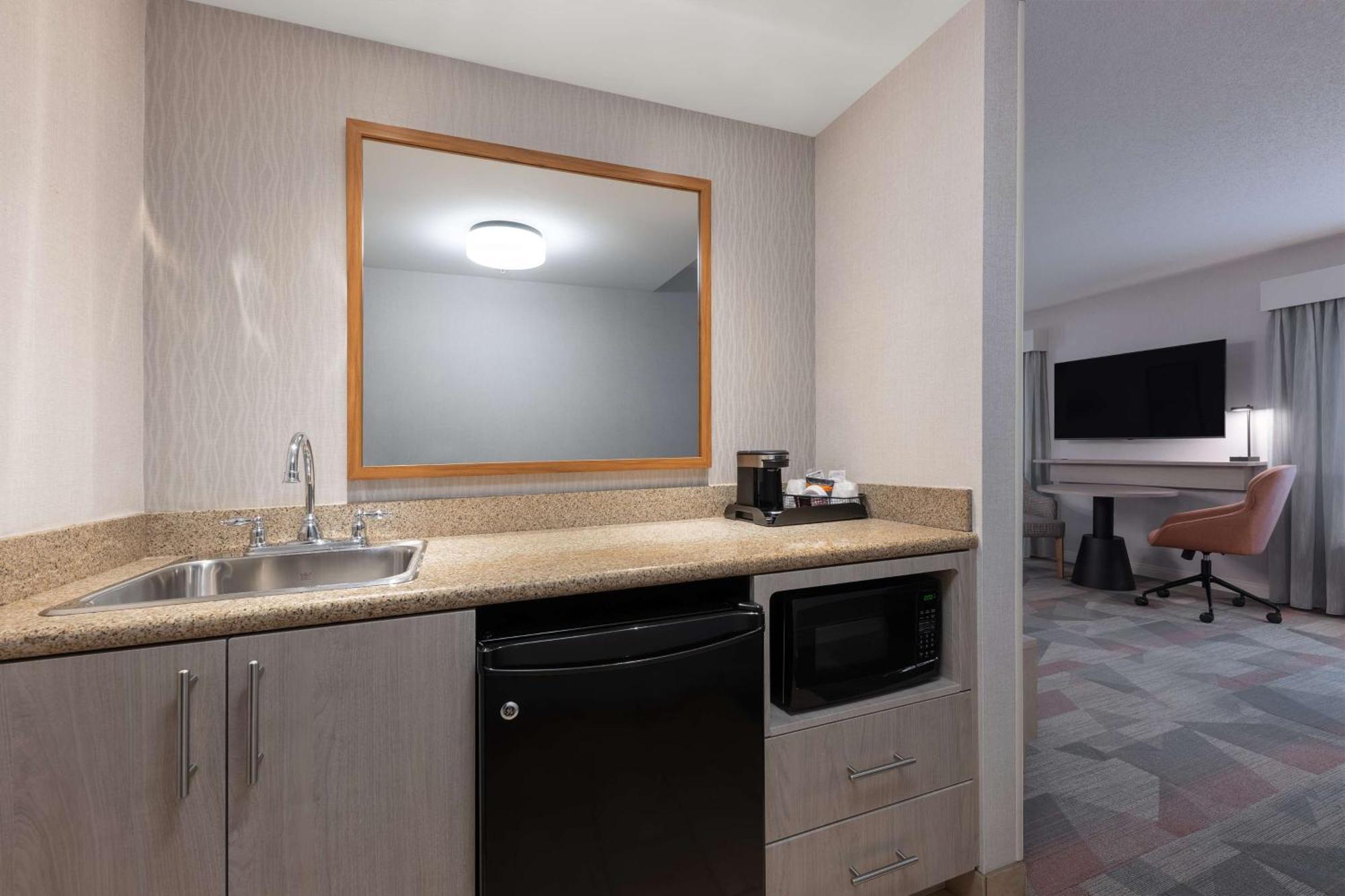 Hampton Inn & Suites By Hilton Moncton Exteriör bild