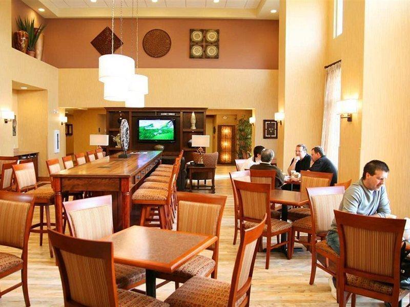 Hampton Inn & Suites By Hilton Moncton Exteriör bild
