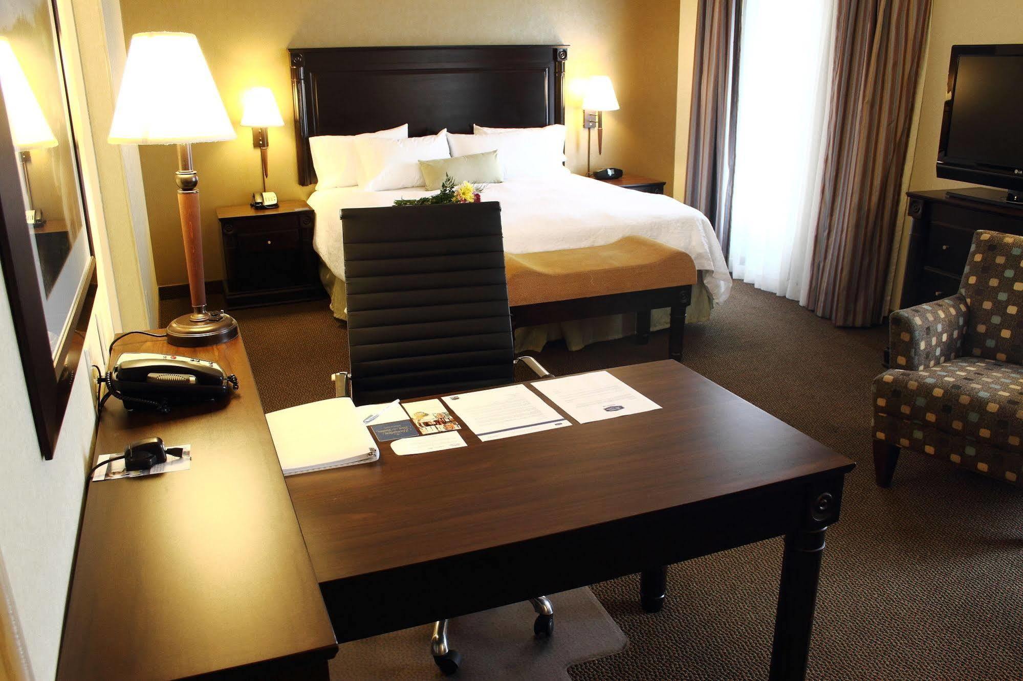 Hampton Inn & Suites By Hilton Moncton Exteriör bild