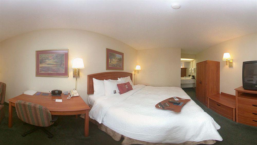 Hampton Inn & Suites By Hilton Moncton Exteriör bild